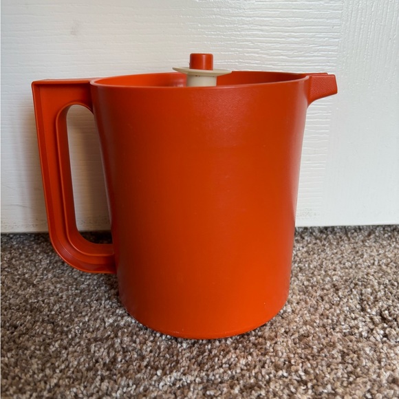 Tupperware Orange Water Juice Pitcher Push Button Seal‎ Holds 1.5 Quarts Vintage - Picture 1 of 5